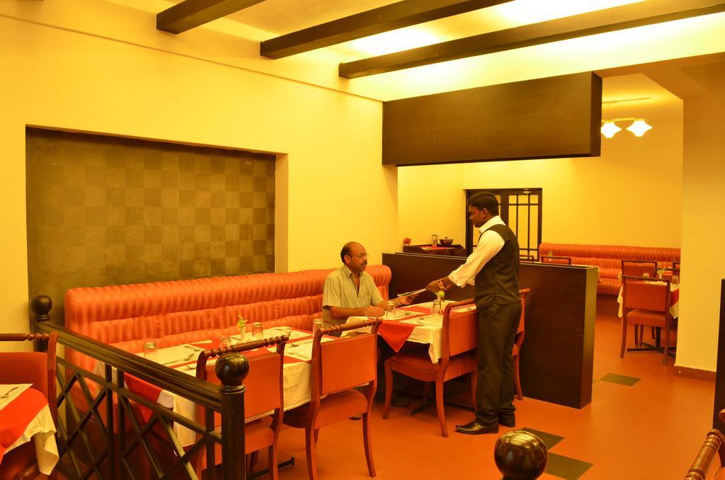 Royal Retreat Hotel Munnar Buitenkant foto